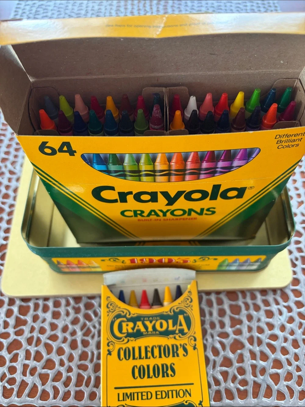 Vintage 1991 Crayola collectors colors tin with 72 crayons